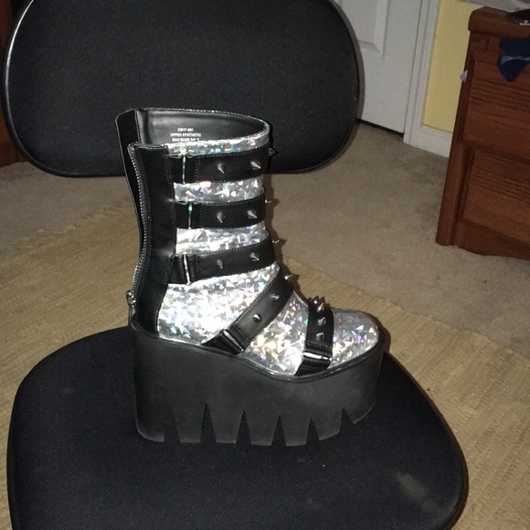 Holographic Platforms - Picture 1 of 1